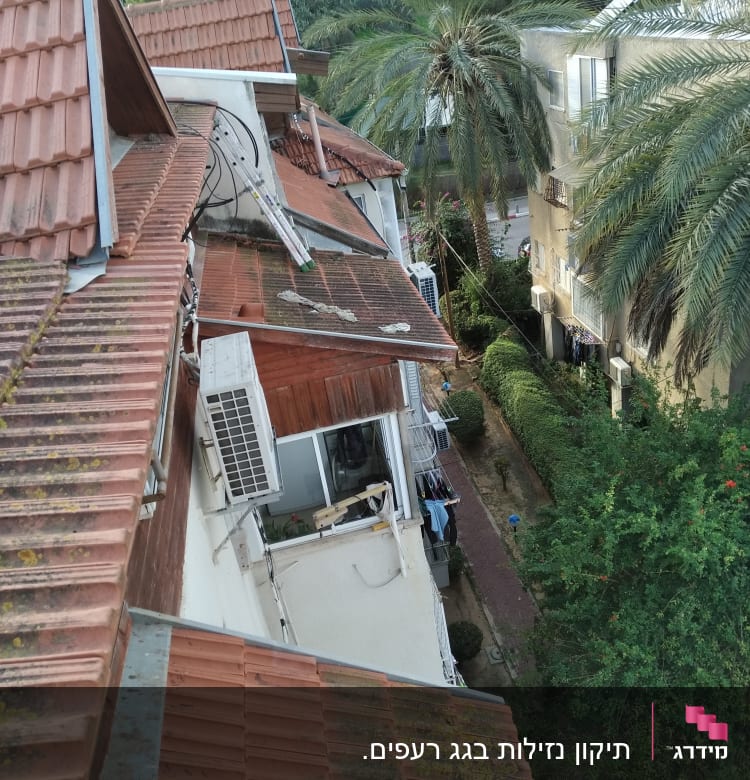 תיקון נזילות בגג רעפים.